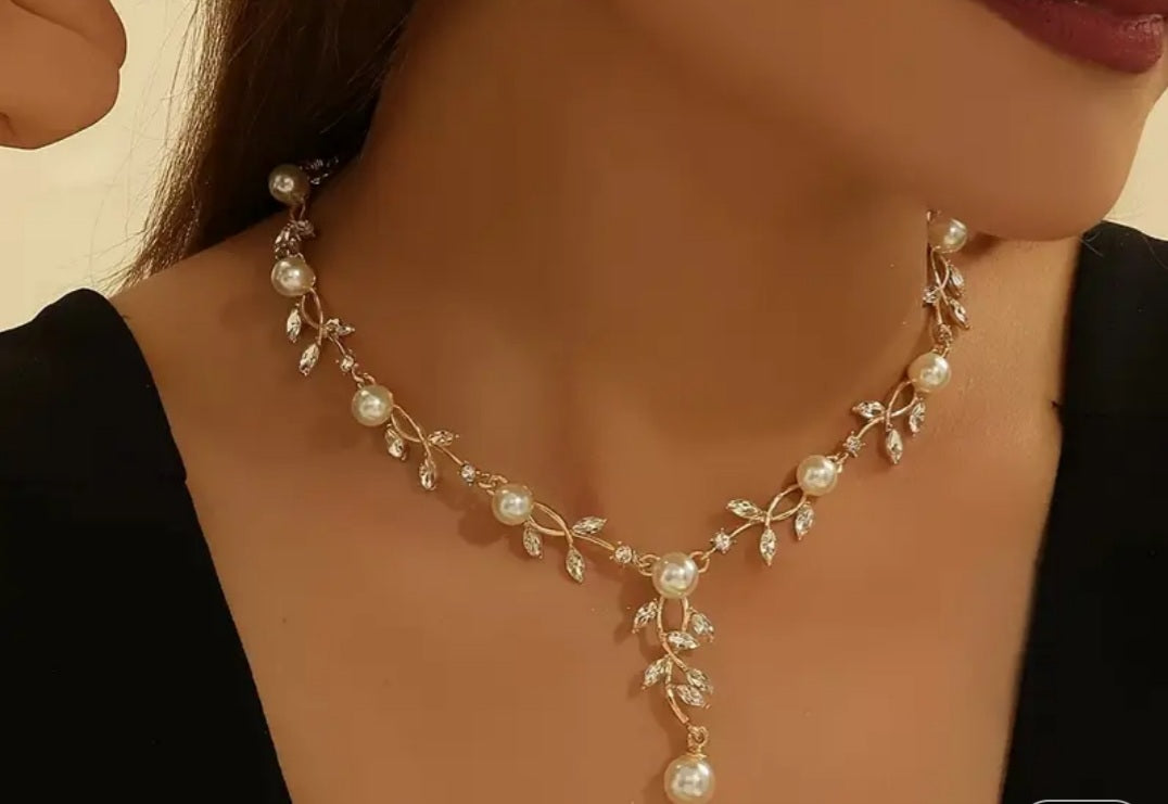 Stylish Leaf Pendant Necklace and Earrings Set - Color: Golden-shining