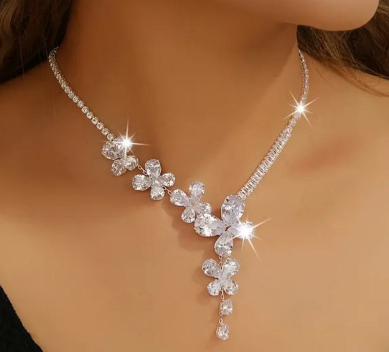 Set of Elegant And Trendy Necklace And Earrings - Color: Silvery